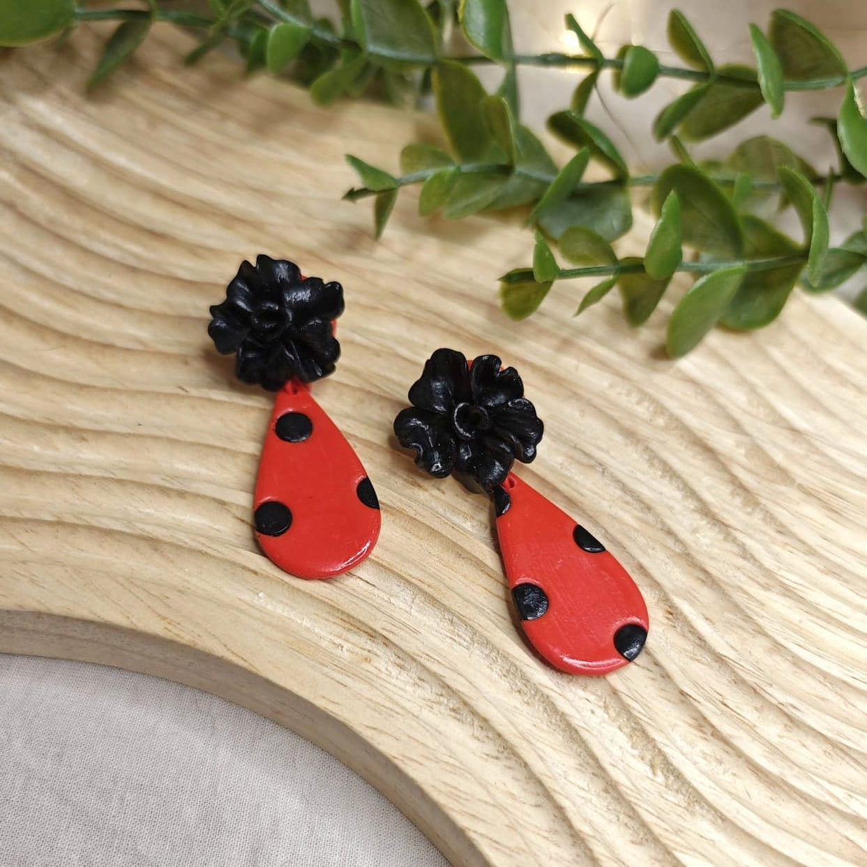 Carmen 1. Rojo lunares negro