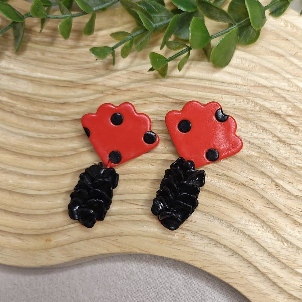 Lola. Rojo lunares negro