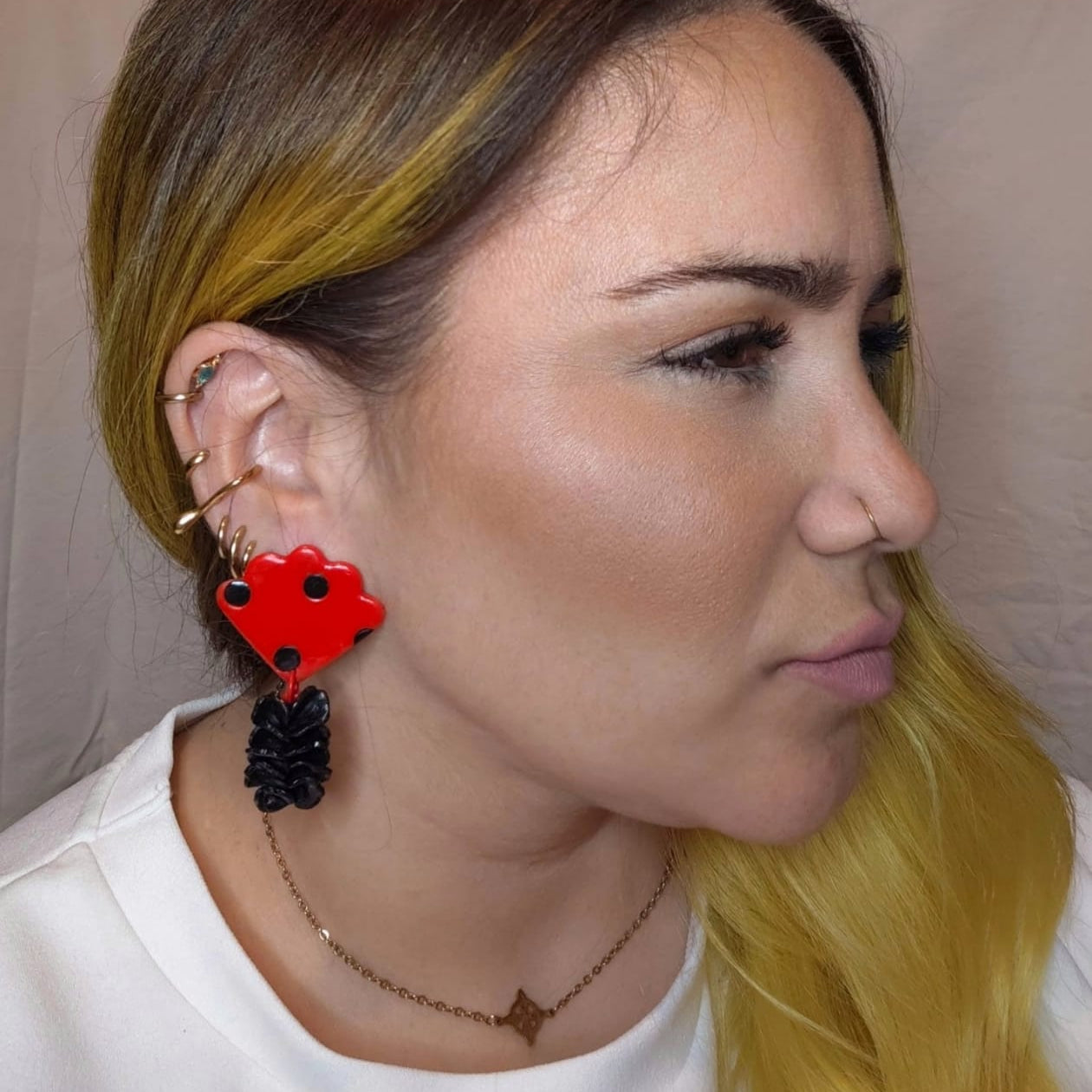 Lola. Rojo lunares negro