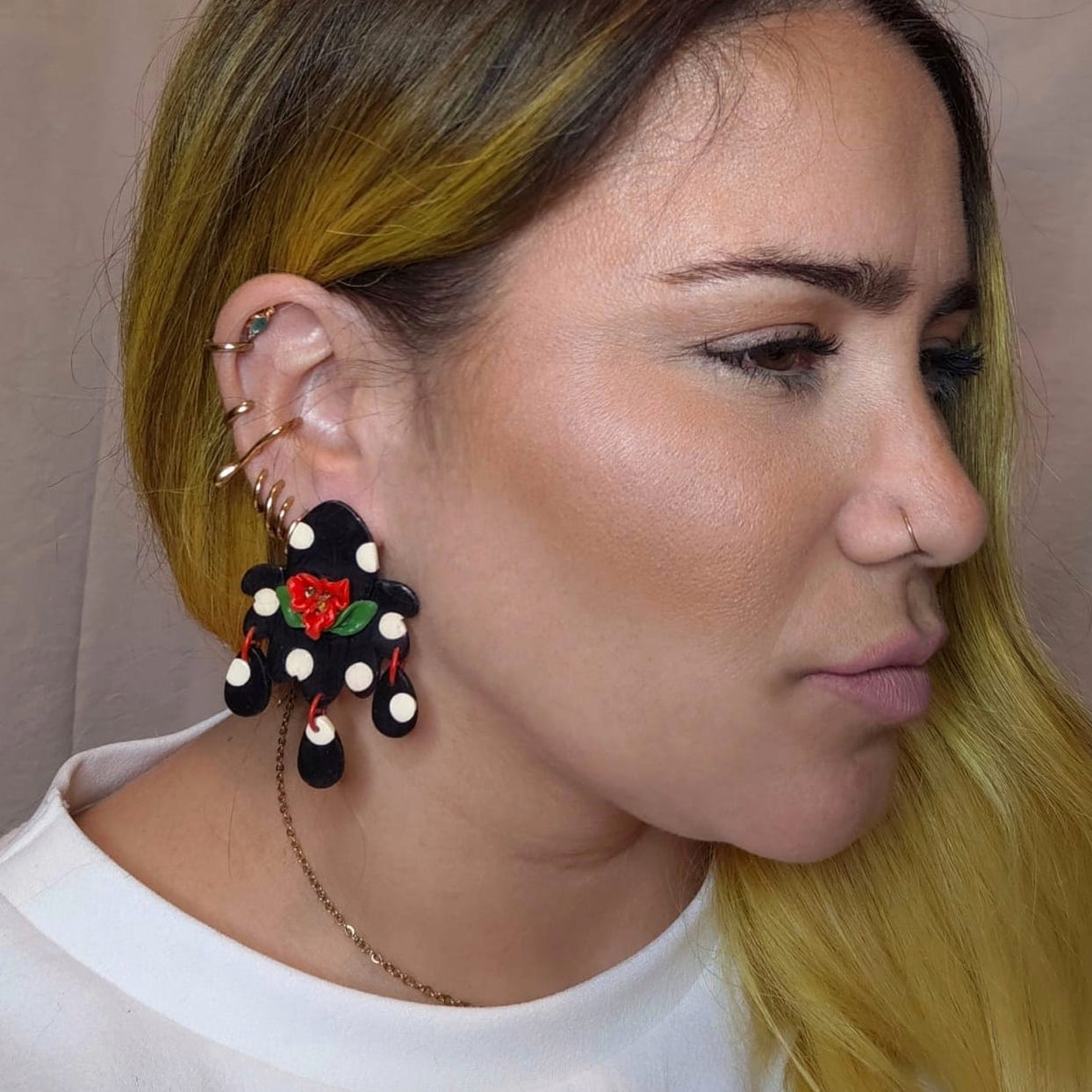 Manuela. Negro lunares blanco
