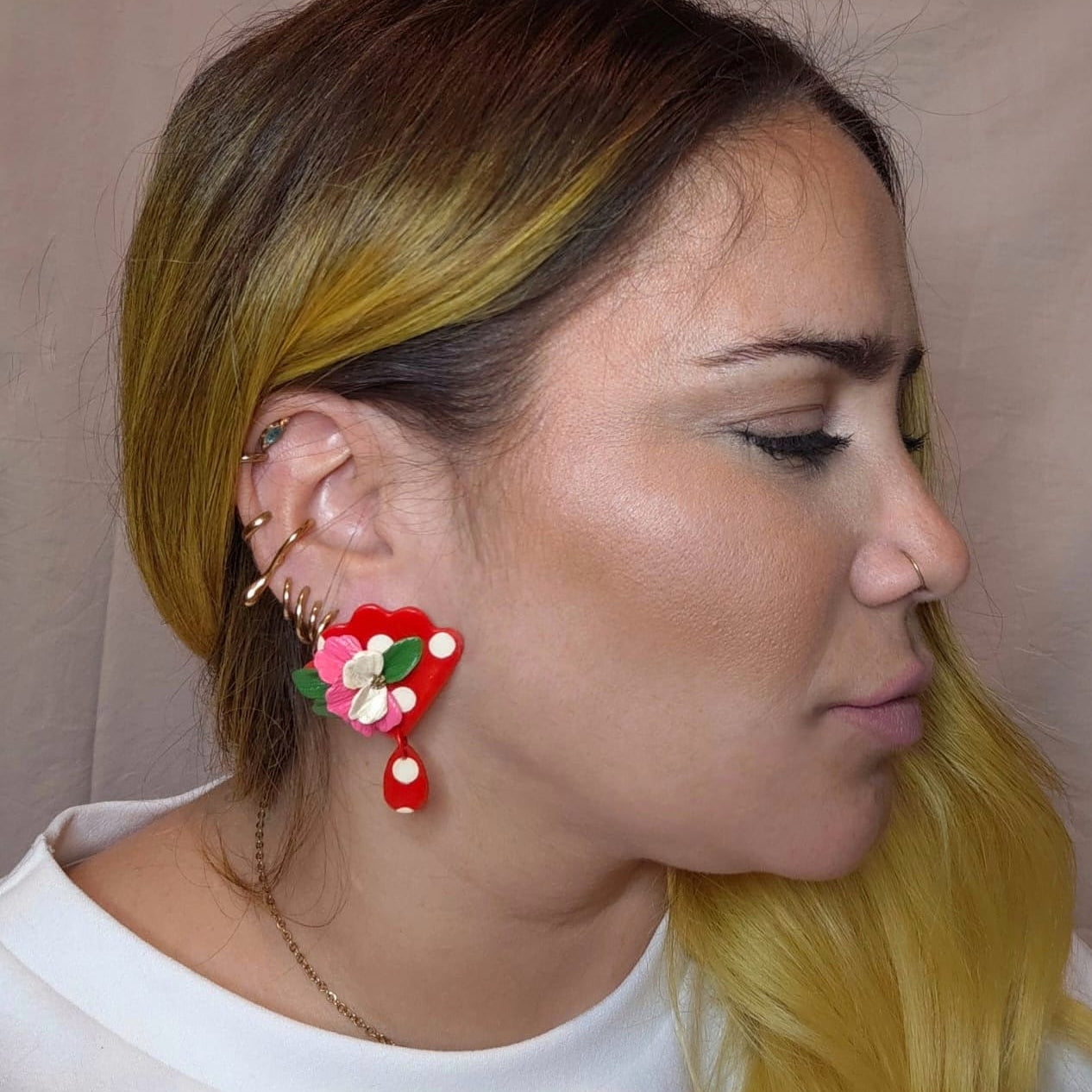 Dolores. Rojo lunares blanco